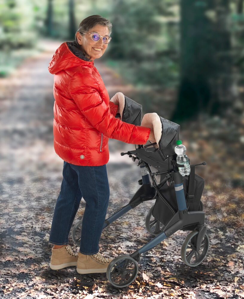 Rollator/wheelchair handwarmer