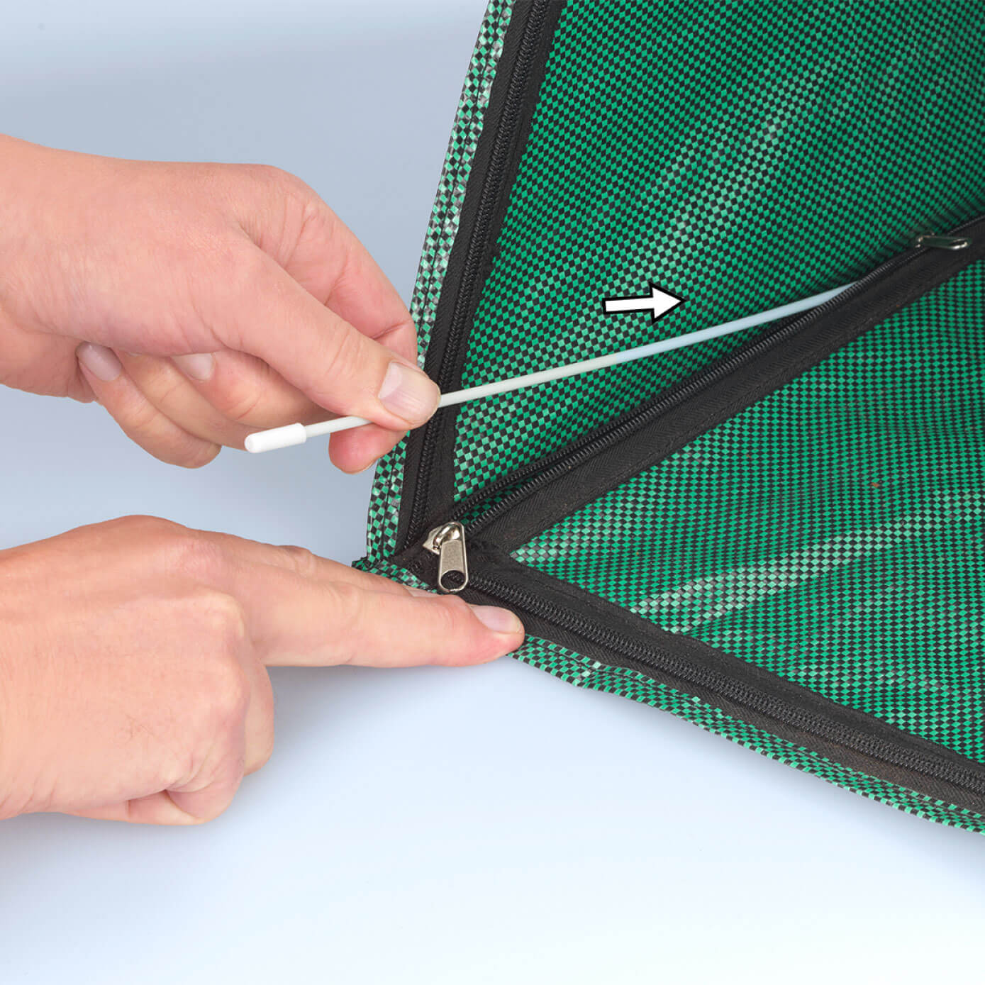 Leaf collector with sweeping edge Leaf collector with sweeping edge